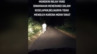 Pengemudi Mobil Ini Sengaja Jalan Pelan Demi Terangi Kakek Tua di Depannya