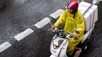 Tips Berkendara saat Hujan, Perhatikan Kondisi Tubuh dan Gaya Berkendara
