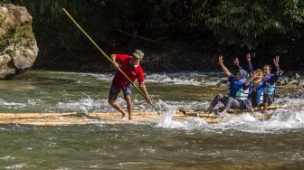 Wisatawan menaiki bamboo rafting (rakit bambu) di Sungai Amandit, Kecamatan Loksado, Kabupaten Hulu Sungai Selatan, Kalimantan Selatan, Sabtu (23/10/2021). ANTARA FOTO/Bayu Pratama