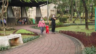 Sejumlah warga mengunjungi Taman Spatodhea, Jakarta Selatan, Sabtu (23/10/2021). [Suara.com/Alfian Winanto]