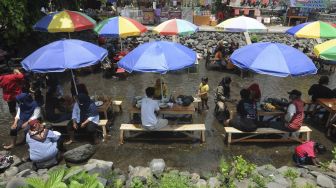 Sejumlah pengunjung menikmati suasana di wisata kuliner air di Pengging, Banyudono, Boyolali, Jawa Tengah, Minggu (24/10/2021). [ANTARA FOTO/Aloysius Jarot Nugroho]