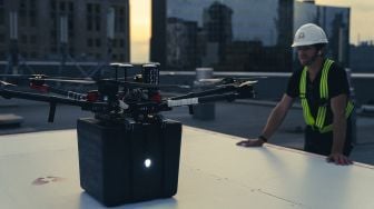 Foto selebaran yang diambil pada September 2021 menunjukkan drone 'Unither Bioelectronique' mendarat di Rumah Sakit Umum Toronto, Kanada, dirilis pada (21/10/2021). [JASON VAN BRUGGEN / UNITHER BIOELECTRONIQUE / AFP]