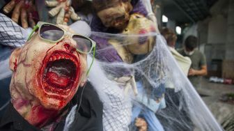 Figur zombie dipajang di pusat perbelanjaan sebagai bagian dari dekorasi Musim Halloween di San Pedro Garza, Nuevo Leon, Meksiko, pada (22/10/2021). [JULIO CESAR AGUILAR / AFP]