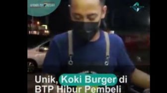 Unik! Penjual Burger di Kota Makassar Bikin Atraksi Sambil Berpantun