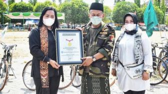 Enam Ribu Orang Gowes Bareng Sambil Sarungan di Ponorogo Cetak Rekor MURI