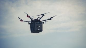 Foto selebaran yang diambil pada September 2021 menunjukkan drone 'Unither Bioelectronique' terbang di atas kawasan perkotaan dengan kepadatan tinggi di Toronto, Kanada, dirilis pada (21/10/2021). [JASON VAN BRUGGEN / UNITHER BIOELECTRONIQUE / AFP]