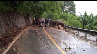 Tertutup Batu Besar, Akses Jalan Surade-Tegalbuleud Sukabumi Tak Bisa Dilewati