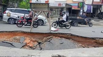 Hati-hati! Jalan Lobak Pekanbaru Amblas usai Diguyur Hujan Deras