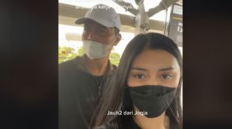 Ajak Sang Ayah Keliling Tempat Kerja di Jakarta, Aksi Cewek Ini Sukses Bikin Warganet Haru