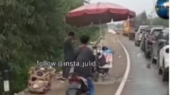 Pengendara Motor Lakukan Hal Tak Terduga Saat Lewati Orang Shalat, Netizen Kasih Jempol