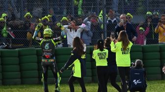 Salam Perpisahan, Valentino Rossi Lempar 'Hati' ke Fans di Misano