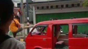 Viral Video Angkot Dirusak Sekelompok Orang, Pecahan Kaca Berserakan di Jalan