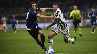 Bek Inter Milan Matteo Darmian (kiri) dan pemain depan Juventus Federico Bernardeschi berebut bola selama pertandingan sepak bola Serie A Italia antara Inter dan Juventus di stadion Giuseppe-Meazza (San Siro), Milan, pada (24/10/2021). [MARCO BERTORELLO / AFP]