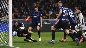 Penjaga gawang Inter Milan Samir Handanovic (kiri) meraih bola selama pertandingan sepak bola Serie A Italia antara Inter dan Juventus di stadion Giuseppe-Meazza (San Siro), Milan, pada (24/10/2021). [MARCO BERTORELLO / AFP]