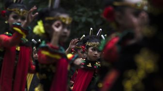 Penari mementaskan tarian Ibing Pencug Ewag pada gelaran Pentas Rakyat Puntang Menari di Camp Area Gunung Puntang, Kabupaten Bandung, Jawa Barat, Minggu (24/10/2021). [ANTARA FOTO/Novrian Arbi]