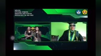 Gegara Ditinggal Cuci Piring, Wisuda Online Diambil Alih Sama Emak