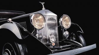 Rolls-Royce Black Badge, Refleksi Kemewahan dalam  Keindahan Warna Hitam Absolut