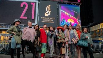 Bangga Banget, Saat Batik Indonesia Tampil di Times Square New York!