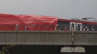 Tabrakan di Munjul, Petugas Belum Evakuasi Badan LRT Jabodebek