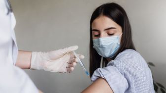 CDC: Orang dengan Gangguan Kekebalan Butuh 2 Dosis Suntikan Booster Vaksin Covid-19