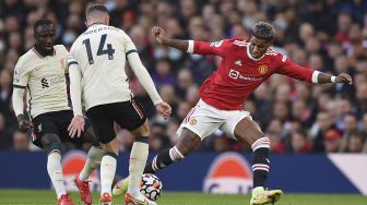 Striker Manchester United Marcus Rashford berusaha mencetak gol selama pertandingan sepak bola Liga Premier Inggris antara Manchester United dan Liverpool di Old Trafford, Manchester, Inggris, Minggu (24/10/2021). [OLI SCARFF / AFP]