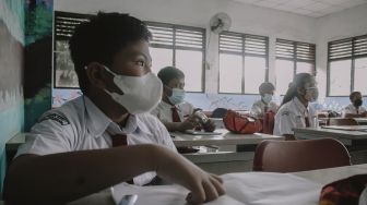 Sejumlah siswa mengikuti Pembelajaran Tatap Muka (PTM) di SDN Pasar Baru 1, Kota Tangerang, Banten, Senin (25/10/2021). [Suara.com/Hilal Rauda Fiqry]