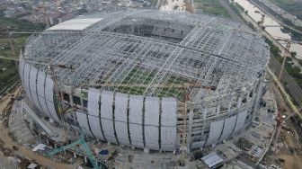 Foto udara pembangunan Jakarta International Stadium (JIS) di Tanjung Priok, Jakarta, Selasa (26/10/2021). [Suara.com/Angga Budhiyanto]