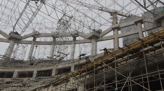 Pekerja menyelesaikan pembangunan Jakarta International Stadium (JIS) di Tanjung Priok, Jakarta, Selasa (26/10/2021). [Suara.com/Angga Budhiyanto]