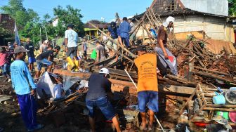 Warga menyelamatkan barang dari sisa reruntuhan rumah yang roboh akibat diterjang angin puting beliung di Desa Karanggeneng, Godong, Grobogan, Jawa Tengah, Selasa (26/10/2021). ANTARA FOTO/Yusuf Nugroho