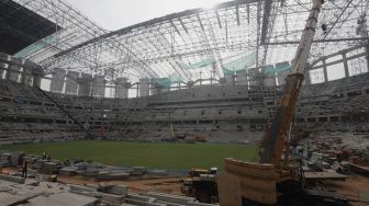 Pekerja menyelesaikan pembangunan Jakarta International Stadium (JIS) di Tanjung Priok, Jakarta, Selasa (26/10/2021). [Suara.com/Angga Budhiyanto]