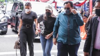 Pedangdut Ayu Ting Ting saat datang untuk membuat laporan di Polda Metro Jaya, Jakarta Selatan, Selasa (26/10/2021). [Suara.com/Alfian Winanto]