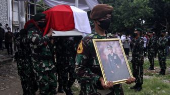 Prajurit TNI mengusung peti jenazah almarhum Letjen TNI (Purn) Sudi Silalahi saat upacara pelepasan jenazah di Jatiwarna Indah, Bekasi, Jawa Barat, Selasa (26/10/2021). ANTARA FOTO/Asprilla Dwi Adha