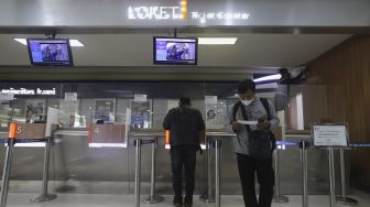 Calon penumpang membeli tiket kereta di Stasiun Pasar Senen, Jakarta, Selasa (26/10/2021). [Suara.com/Angga Budhiyanto]