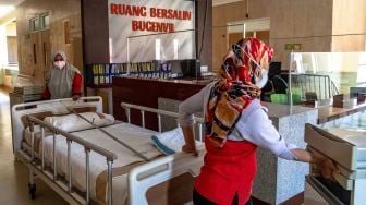 Petugas rumah sakit memindahkan tempat tidur pasien ke ruangan yang lebih aman dari dampak gempa bumi di RSUD dr. Gunawan Mangunkusumo, Ambarawa, Kabupaten Semarang, Jawa Tengah, Senin (25/10/2021).  ANTARA FOTO/Aji Styawan