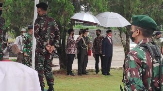 Dipimpin Mahfud MD, Prosesi Pemakaman Sudi Silalahi Tetap Berjalan Meski Hujan Deras