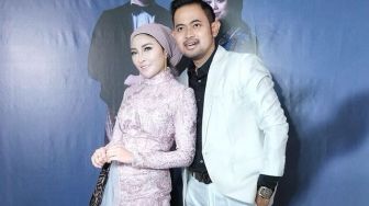 Shandy Purnamasari Unggah Foto Romantis Bareng Suami, Payungnya Jadi Sorotan