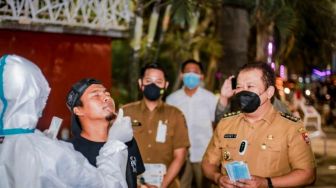 Langgar Prokes, Pengunjung Alun-alun Jember Dites Swab