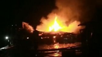 Kolam Jaring Apung Terbakar, Ribuan Ikan Terpanggang dan Lepas, Petani Rugi Puluhan Juta