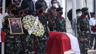 Prajurit TNI melakukan upacara pelepasan jenazah almarhum Letjen TNI (Purn) Sudi Silalahi di Jatiwarna Indah, Bekasi, Jawa Barat, Selasa (26/10/2021). ANTARA FOTO/Asprilla Dwi Adha