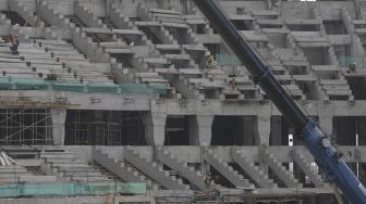 Pekerja menyelesaikan pembangunan Jakarta International Stadium (JIS) di Tanjung Priok, Jakarta, Selasa (26/10/2021). [Suara.com/Angga Budhiyanto]