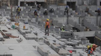 Pekerja menyelesaikan pembangunan Jakarta International Stadium (JIS) di Tanjung Priok, Jakarta, Selasa (26/10/2021). [Suara.com/Angga Budhiyanto]