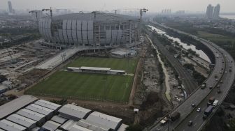 Foto udara pembangunan Jakarta International Stadium (JIS) di Tanjung Priok, Jakarta, Selasa (26/10/2021). [Suara.com/Angga Budhiyanto]