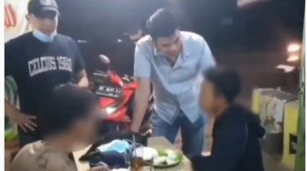 Viral Pelaku Curanmor Terciduk Polisi Tengah Asyik Makan di Warung, Ekspresinya Kocak