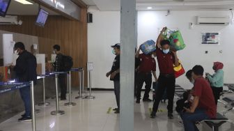 Calon penumpang membeli tiket kereta di Stasiun Pasar Senen, Jakarta, Selasa (26/10/2021). [Suara.com/Angga Budhiyanto]