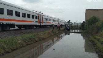 Brakk! Mobil Angkut Orang Sakit Tertabrak Kereta Express di Malang