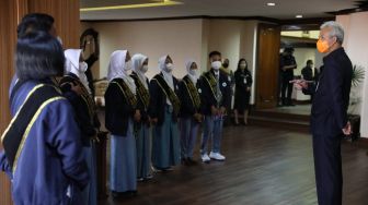 Tiba di DPRD Jateng, Gubernur Ganjar Disambut Parlemen Remaja