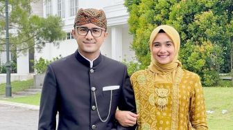 Meski Jadi Bupati, Hengky Kurniawan Asyik Makan Lesehan Bareng Istri