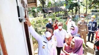 Momen Hari Listrik Nasional, Gubernur Kepri Resmikan Desa Berlistrik PLN