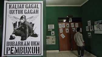 Diksar Tewaskan Mahasiswa, Mako Menwa UNS 'Diserbu' Poster Pembubaran