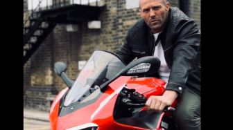 Jason Statham Pacu Ducati Superleggera V4 di The Expendables 4